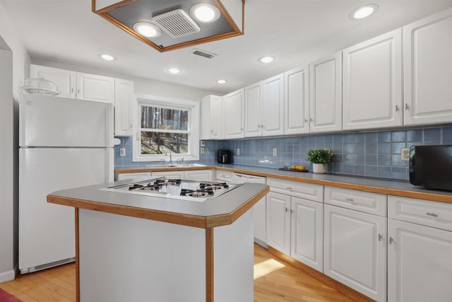 21 Brook Drive, Hudson, NH 03051