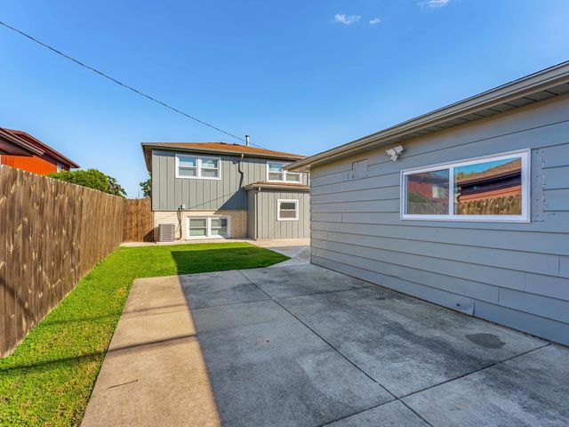 7832 Lamon Avenue, Burbank, IL 60459