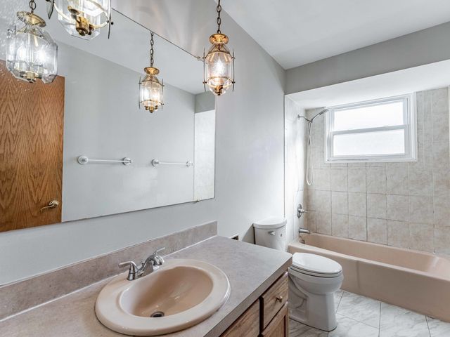 7832 Lamon Avenue, Burbank, IL 60459