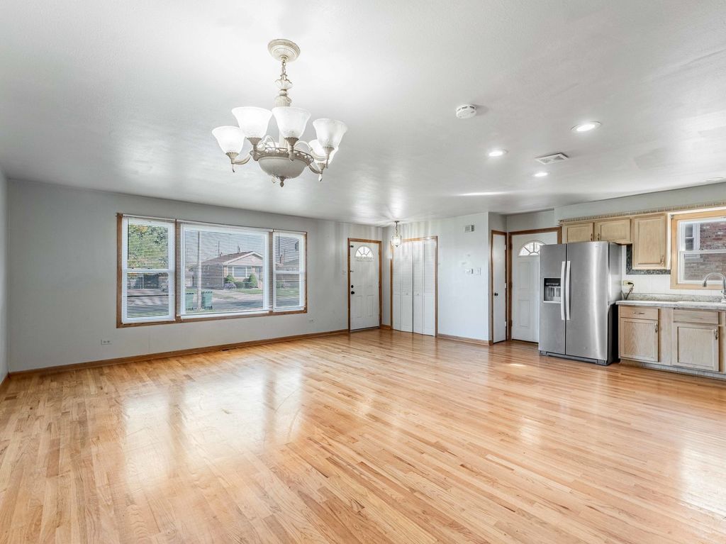 7832 Lamon Avenue, Burbank, IL 60459 — photo 2