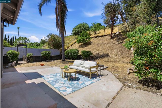 2240 Concord Dr, Pittsburg, CA 94565