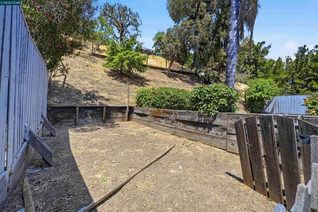 2240 Concord Dr, Pittsburg, CA 94565