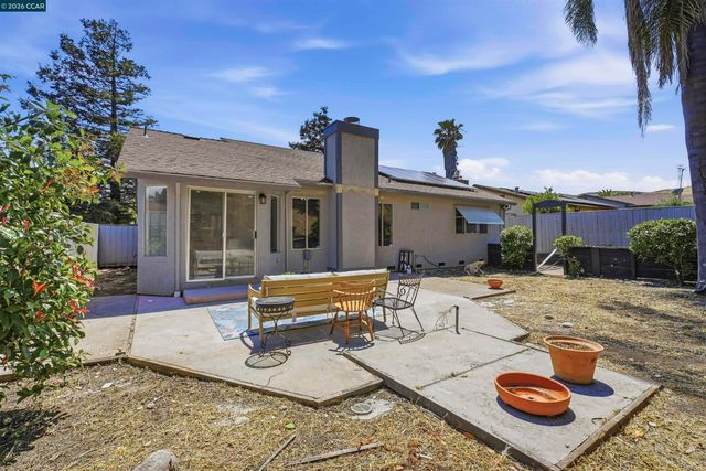 2240 Concord Dr, Pittsburg, CA 94565