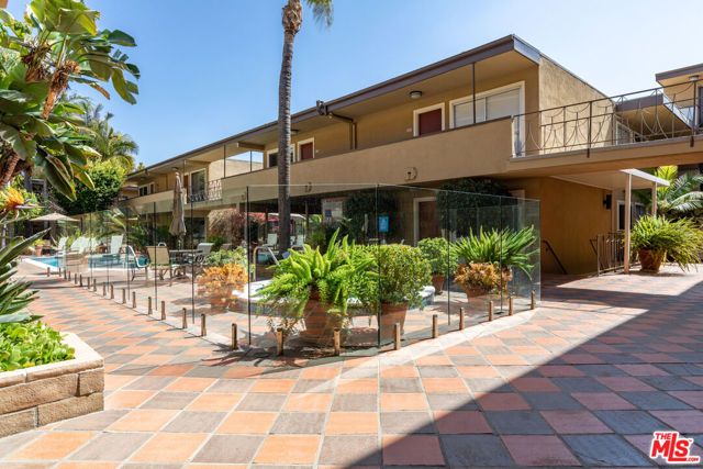 970 Palm Avenue 215, West Hollywood, CA 90069