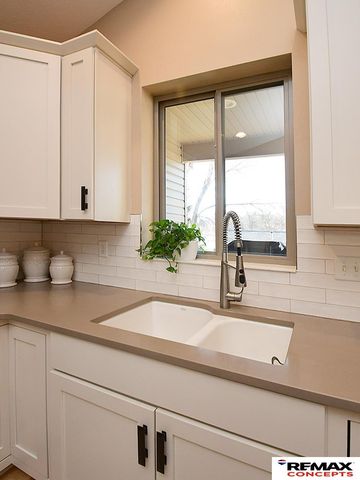 150 S 92nd Street, Lincoln, NE 68520