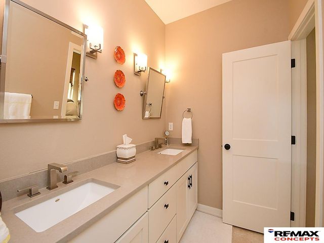 150 S 92nd Street, Lincoln, NE 68520