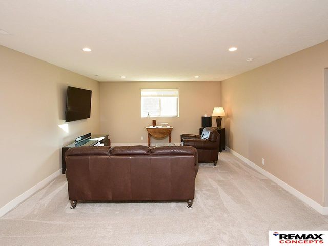 150 S 92nd Street, Lincoln, NE 68520