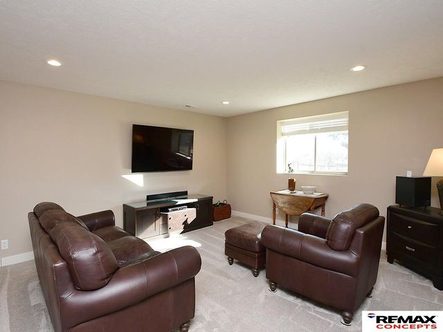 150 S 92nd Street, Lincoln, NE 68520