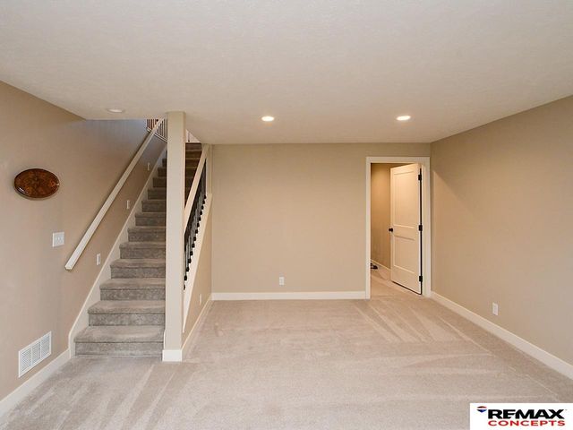 150 S 92nd Street, Lincoln, NE 68520