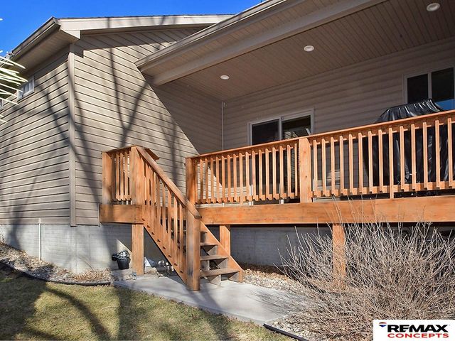 150 S 92nd Street, Lincoln, NE 68520