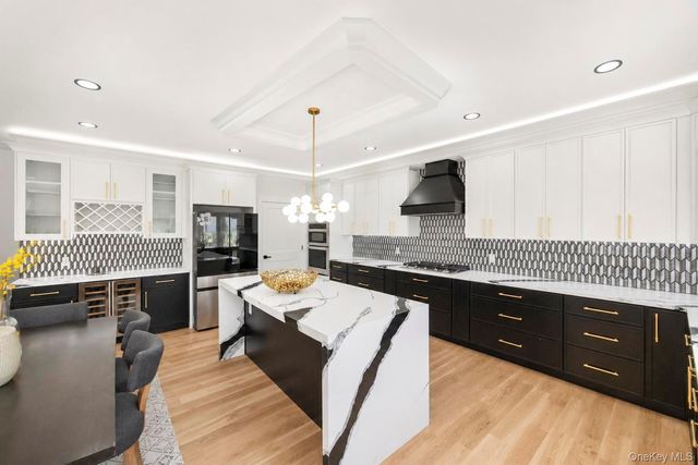 43 W Cabot Lane, Westbury, NY 11590