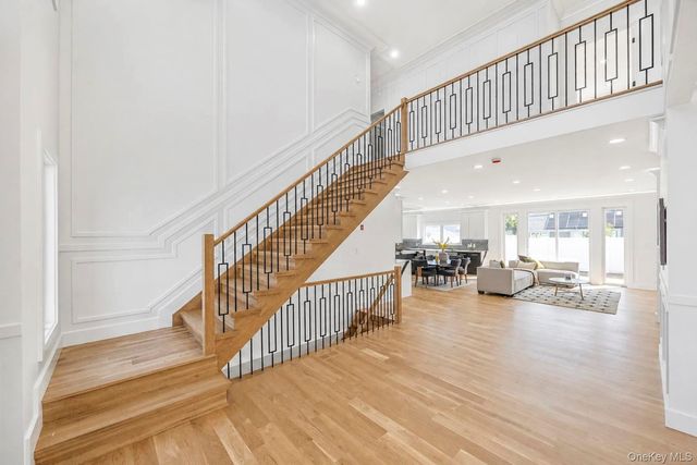 43 W Cabot Lane, Westbury, NY 11590