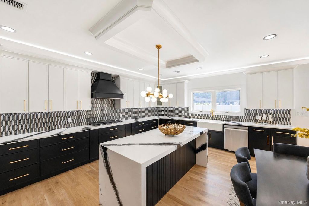43 W Cabot Lane, Westbury, NY 11590 — photo 2