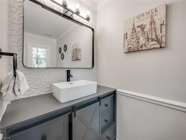 101 Middlewood LN, Yorktown, VA 23692