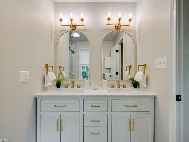101 Middlewood LN, Yorktown, VA 23692