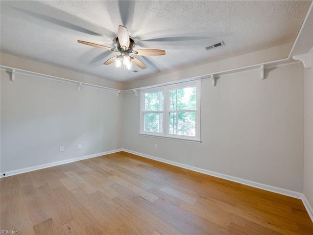 101 Middlewood LN, Yorktown, VA 23692