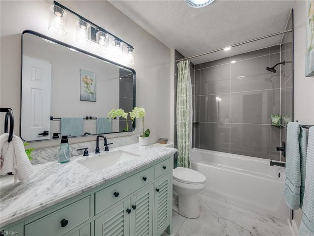 101 Middlewood LN, Yorktown, VA 23692
