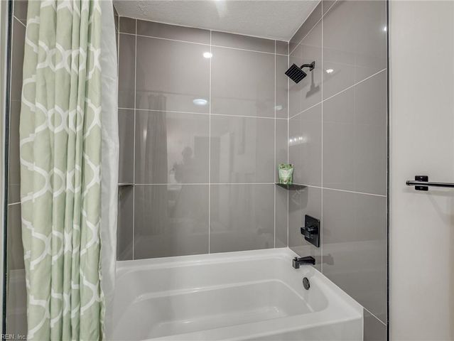 101 Middlewood LN, Yorktown, VA 23692