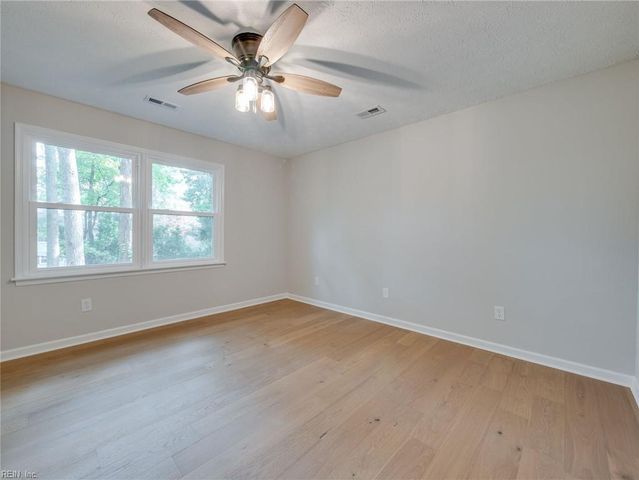 101 Middlewood LN, Yorktown, VA 23692