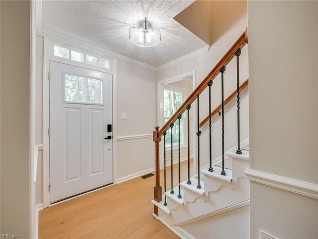 101 Middlewood LN, Yorktown, VA 23692