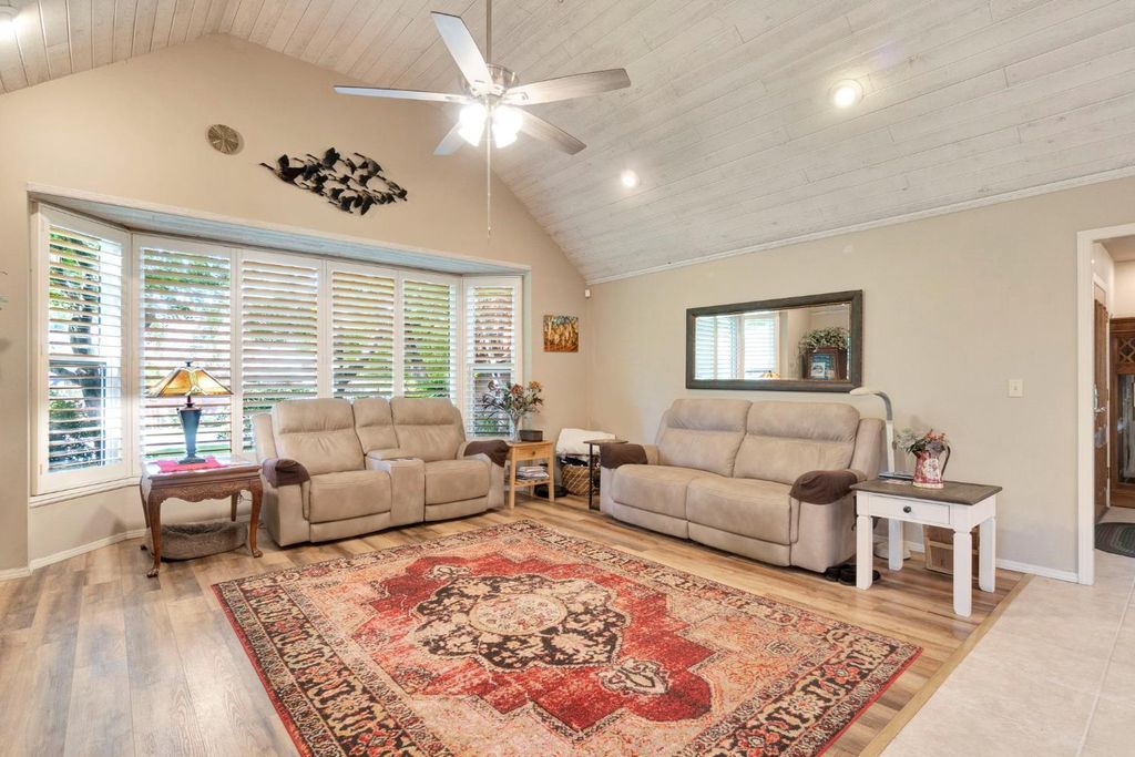 Image 10 of property listing at 2555 W Bluff Avenue # 155, Fresno, CA 93711