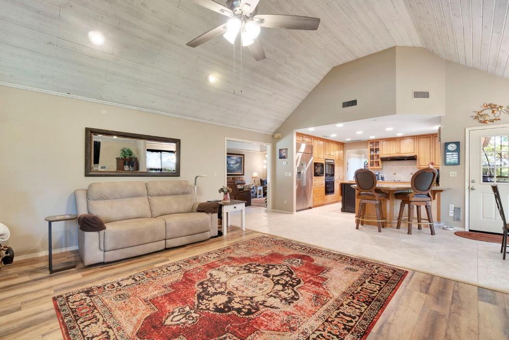 Image 11 of property listing at 2555 W Bluff Avenue # 155, Fresno, CA 93711