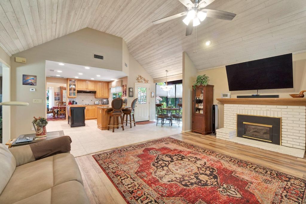 Image 12 of property listing at 2555 W Bluff Avenue # 155, Fresno, CA 93711