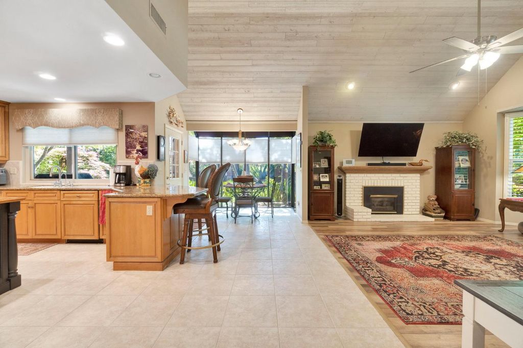 Image 15 of property listing at 2555 W Bluff Avenue # 155, Fresno, CA 93711