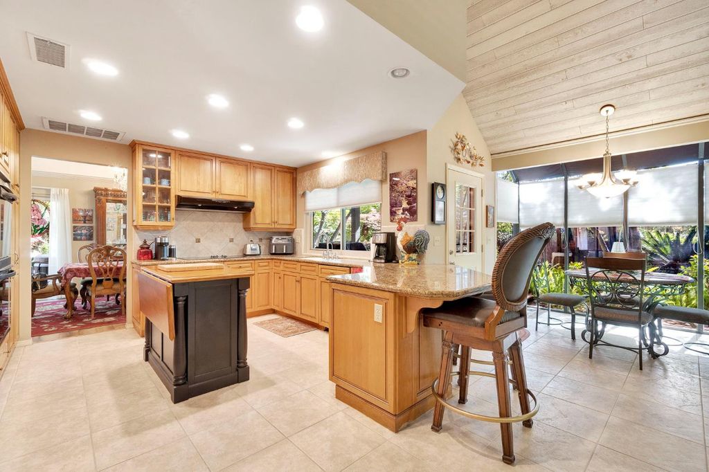 Image 16 of property listing at 2555 W Bluff Avenue # 155, Fresno, CA 93711