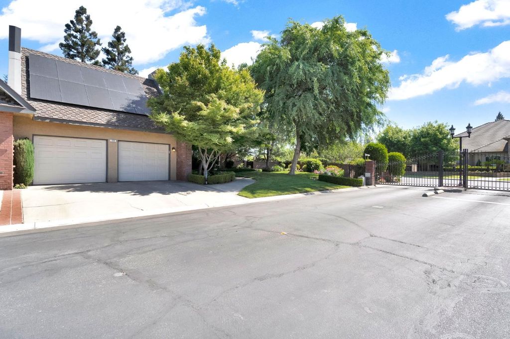 Image 2 of property listing at 2555 W Bluff Avenue # 155, Fresno, CA 93711