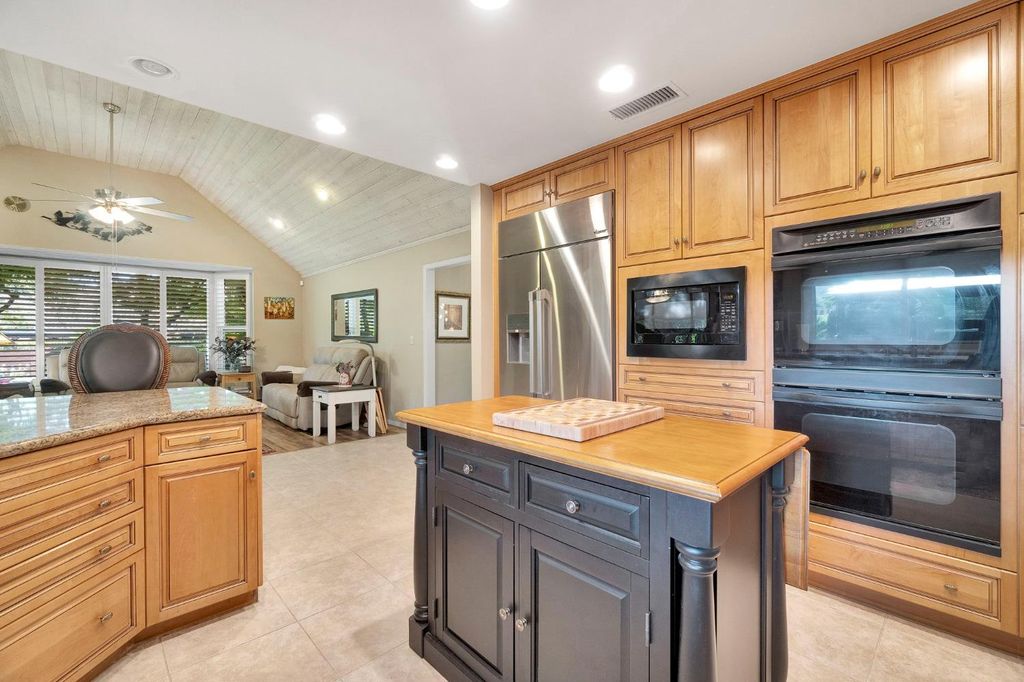 Image 21 of property listing at 2555 W Bluff Avenue # 155, Fresno, CA 93711