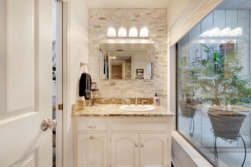 Image 26 of property listing at 2555 W Bluff Avenue # 155, Fresno, CA 93711