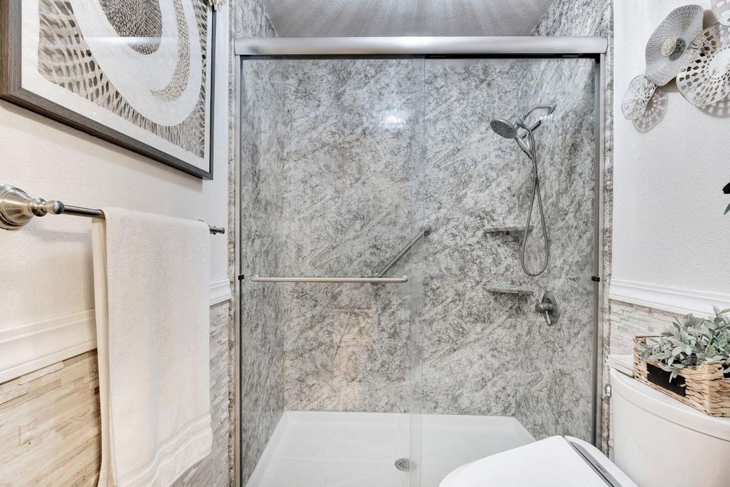 Image 27 of property listing at 2555 W Bluff Avenue # 155, Fresno, CA 93711