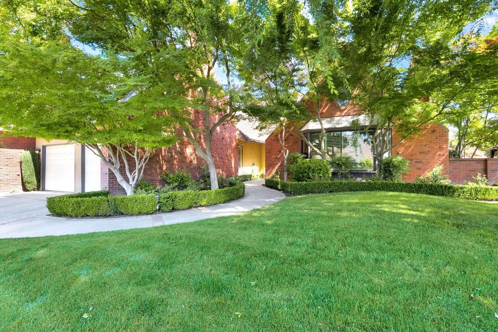 Image 3 of property listing at 2555 W Bluff Avenue # 155, Fresno, CA 93711