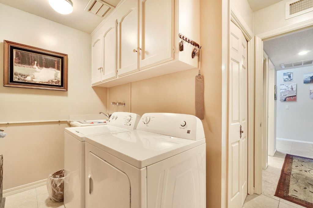 Image 31 of property listing at 2555 W Bluff Avenue # 155, Fresno, CA 93711