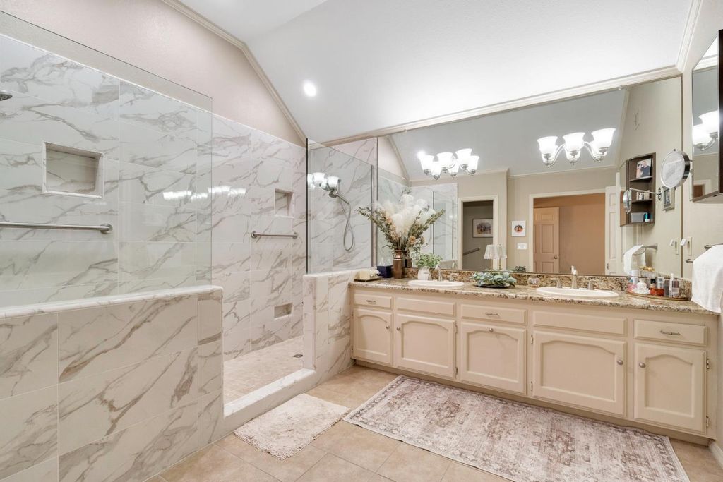 Image 35 of property listing at 2555 W Bluff Avenue # 155, Fresno, CA 93711