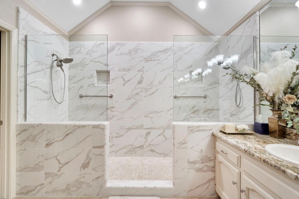 Image 36 of property listing at 2555 W Bluff Avenue # 155, Fresno, CA 93711