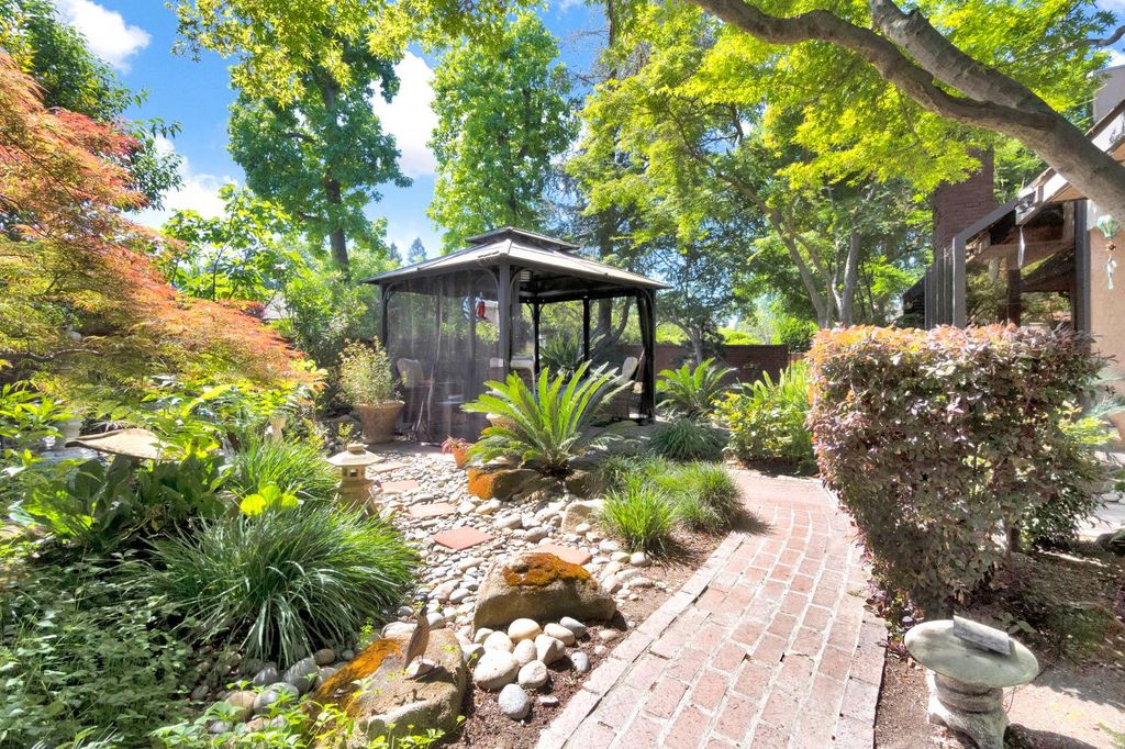 Image 39 of property listing at 2555 W Bluff Avenue # 155, Fresno, CA 93711