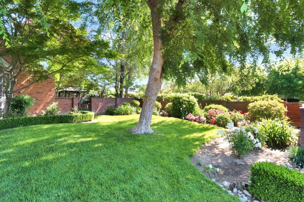 Image 4 of property listing at 2555 W Bluff Avenue # 155, Fresno, CA 93711