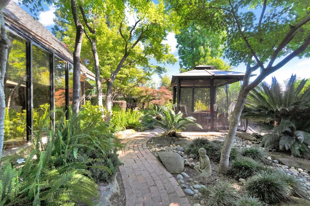 Image 40 of property listing at 2555 W Bluff Avenue # 155, Fresno, CA 93711