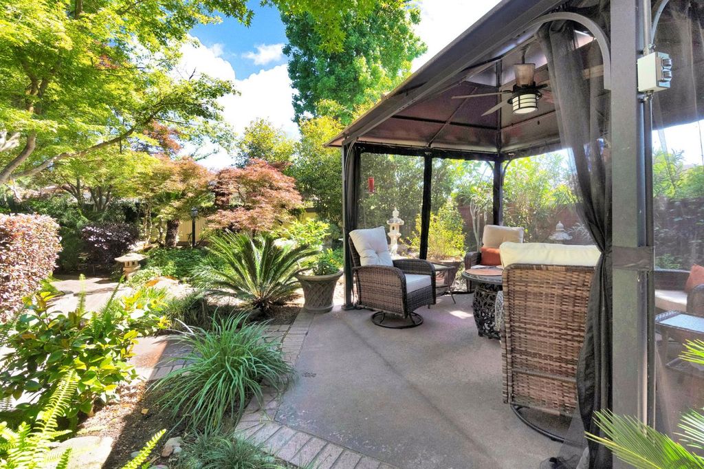 Image 41 of property listing at 2555 W Bluff Avenue # 155, Fresno, CA 93711