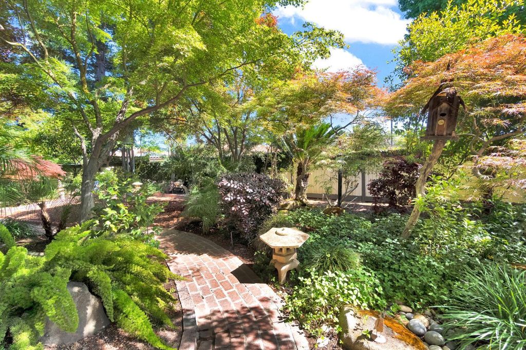 Image 42 of property listing at 2555 W Bluff Avenue # 155, Fresno, CA 93711