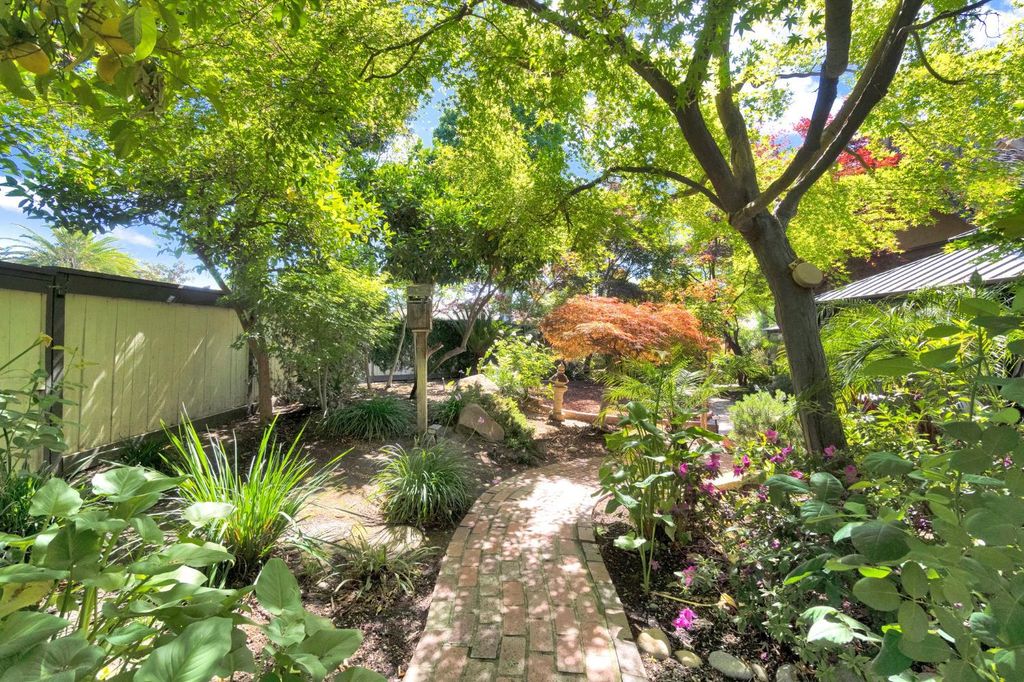 Image 44 of property listing at 2555 W Bluff Avenue # 155, Fresno, CA 93711