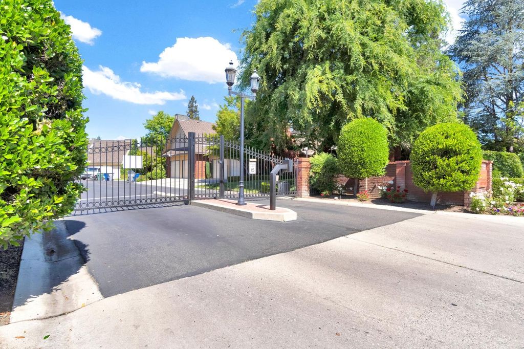 Image 45 of property listing at 2555 W Bluff Avenue # 155, Fresno, CA 93711