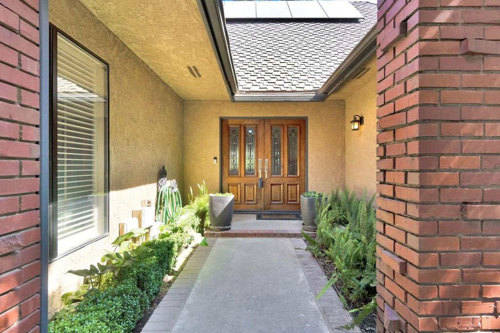Image 5 of property listing at 2555 W Bluff Avenue # 155, Fresno, CA 93711