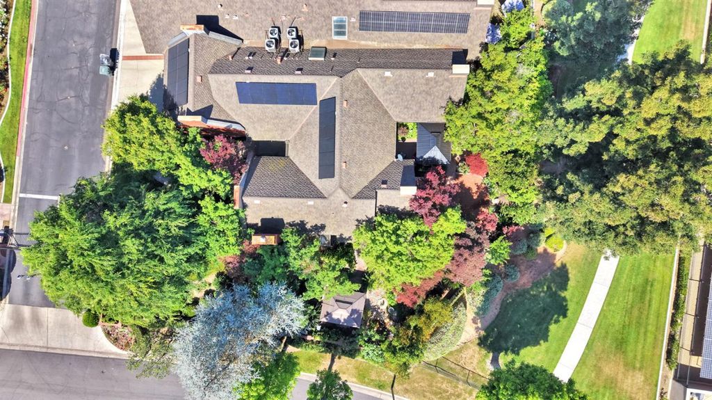 Image 51 of property listing at 2555 W Bluff Avenue # 155, Fresno, CA 93711