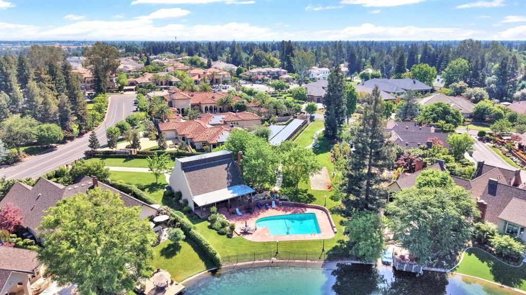 Image 54 of property listing at 2555 W Bluff Avenue # 155, Fresno, CA 93711