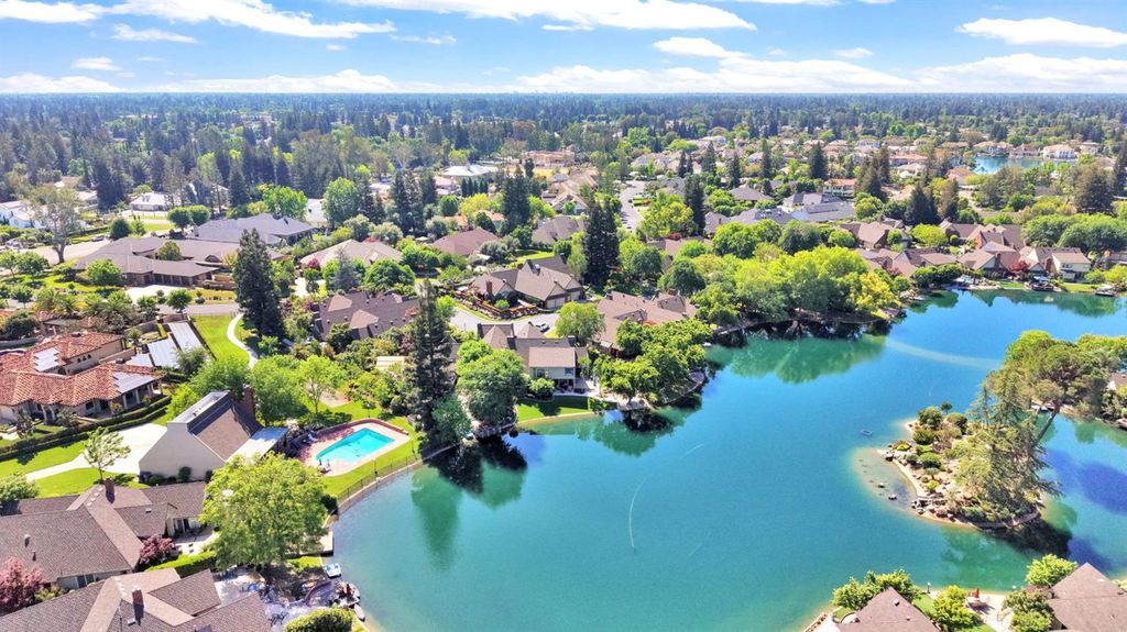 Image 55 of property listing at 2555 W Bluff Avenue # 155, Fresno, CA 93711