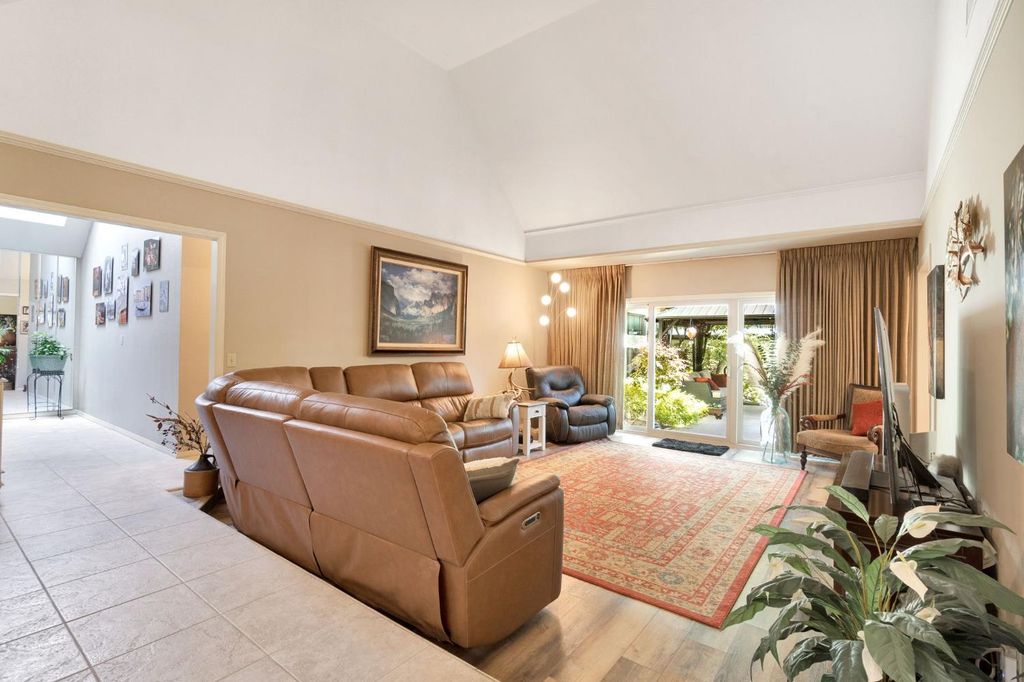 Image 6 of property listing at 2555 W Bluff Avenue # 155, Fresno, CA 93711