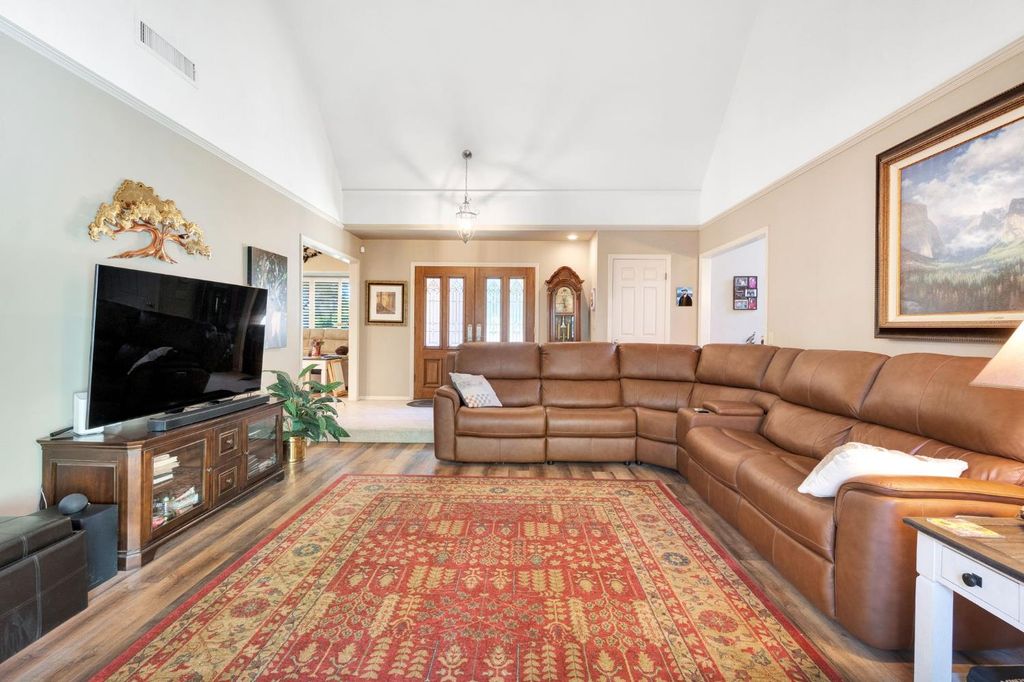 Image 7 of property listing at 2555 W Bluff Avenue # 155, Fresno, CA 93711